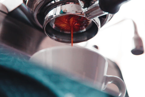 エスプレッソマシンからコーヒーを抽出する様子。業務用コーヒー豆のWebページ用画像。